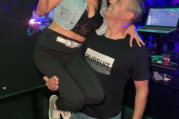 Pareja disfrutando de una coreografía de baile